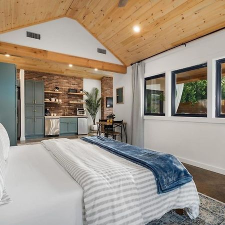 Petit Paradis Studio With Hot Tub Fredericksburg Bagian luar foto