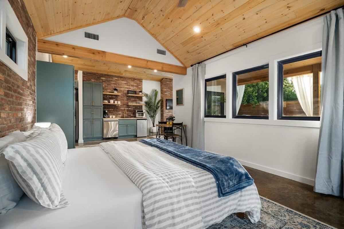 Petit Paradis Studio With Hot Tub Fredericksburg Bagian luar foto