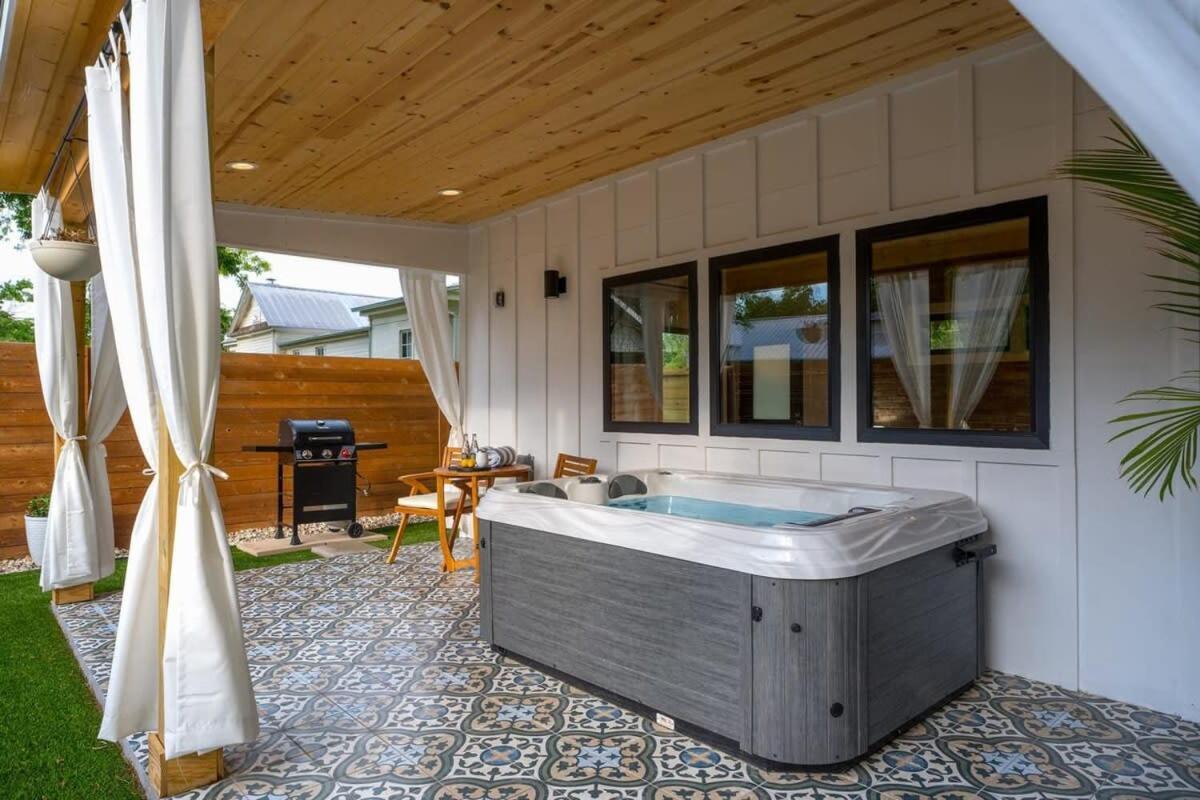 Petit Paradis Studio With Hot Tub Fredericksburg Bagian luar foto